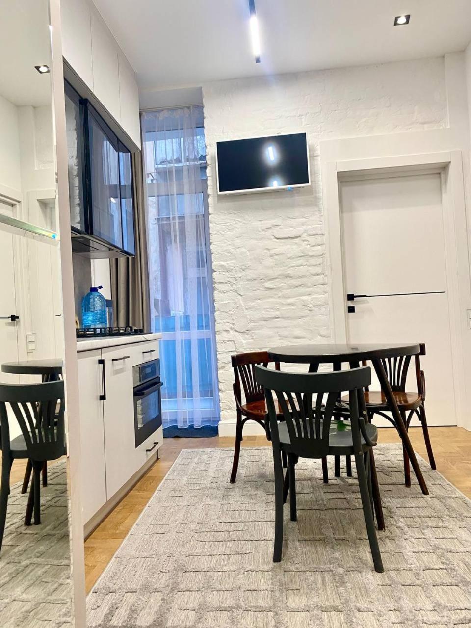 Favorit Apartments 2 Кім Безкоштовна Парковка Центр З Балконом Не Далеко Від Ж Д Вокзалу Звітні Документи Lviv Luaran gambar